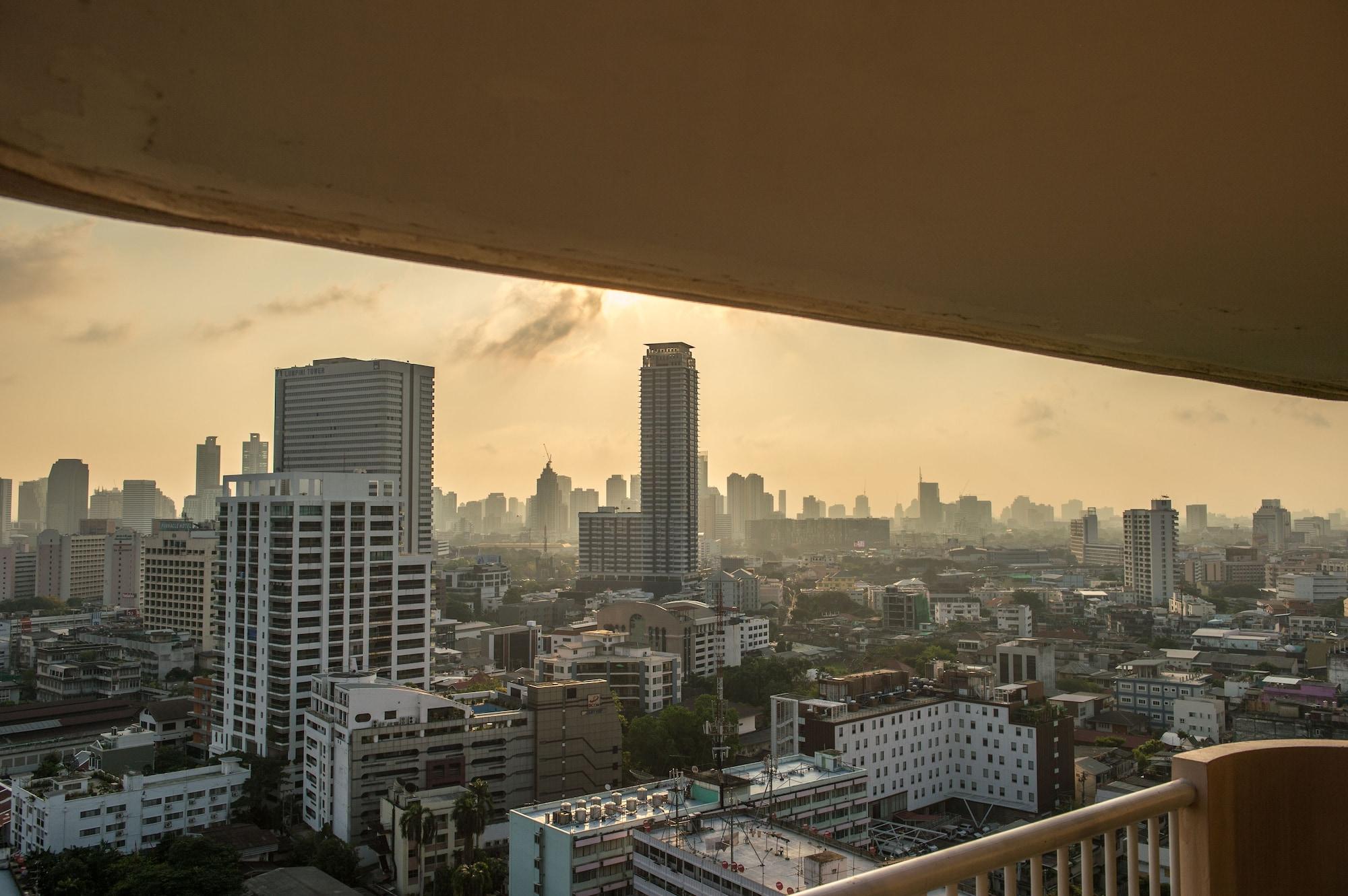 Pantip Suites Bangkok Bagian luar foto